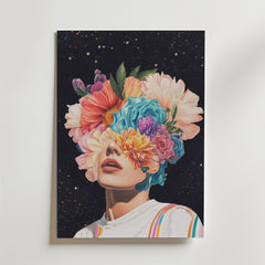 Bozetto Cosmic Bloom Poster föreställer en surrealistisk person med blommor som blommar från huvudet, mot en stjärnklar himmel. Figurens vita skjorta med färgglada ränder sticker ut på premiumpapper med en lyxig matt finish.
