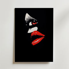 Postern Red Gaze Poster från Bozetto är en minimalistisk konstprint som visar ett stiliserat ansikte med ett vitt öga och röda läppar på svart, vilket skapar en stark kontrast. Postern är tryckt på premiumpapper och passar perfekt för modern inredning.