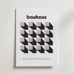 Bozetto Bauhaus Optical Grid Poster har "bauhaus" upptill, ett centralt geometriskt kubmönster i beige och svart samt "Institute of Art and Design" nedtill - perfekt för modern inredning och tryckt på premiumpapper.