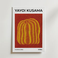 Bozetto Yayoi Kusama Pumpkin 1990 Poster föreställer en gul prickig pumpa på en röd bakgrund, med Kusamas namn i fetstil upptill, tryckt på premiumpapper för en högkvalitativ finish.