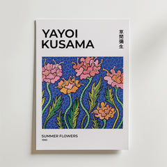 Bozetto Yayoi Kusama Summer Flowers Poster visar Kusamas konstverk från 1990 med rosa blommor på blått, tryckt på FSC-certifierat premiumpapper med en lyxigt matt yta. Konstnärens namn visas på engelska och japanska.