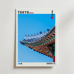 Bozetto Tokyo Senso Ji Temple Poster visar det utsmyckade tempeltaket i Asakusa under en blå himmel, med "TOKYO JAPAN", japanska tecken och "SENSO-JI" på kanten - en bild av japansk kultur och arkitektur.