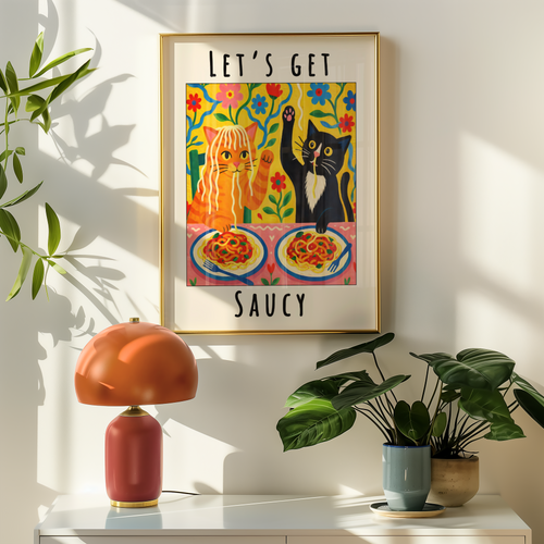 Mockup av Lets Get Saucy Cat Dinner affisch på vägg – köp enkelt hos Bozetto i hög kvalitet