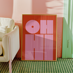 Oh Hi Poster mockup på vägg – inramad konstaffisch i interiör från Bozetto