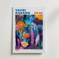 Mockup av Yayoi Kusama Ocean Garden affisch på vägg – köp enkelt hos Bozetto i hög kvalitet