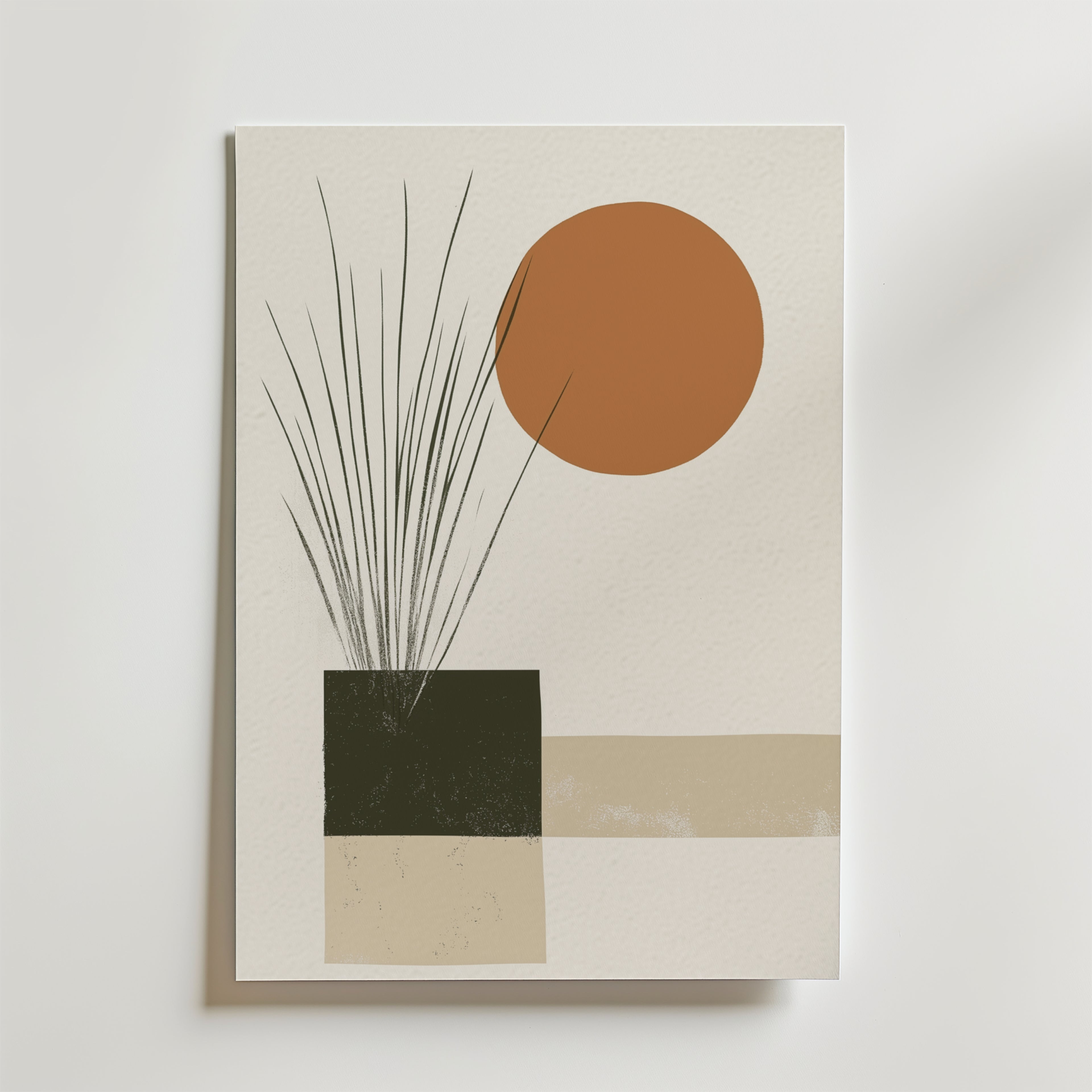 Terracotta Calm Poster från Bozetto har minimalistisk konst: en svart fyrkantig kruka med smala växtstjälkar, en bränd orange cirkel och beige former på en ljus bakgrund. Tryckt på FSC-certifierat premiumpapper.