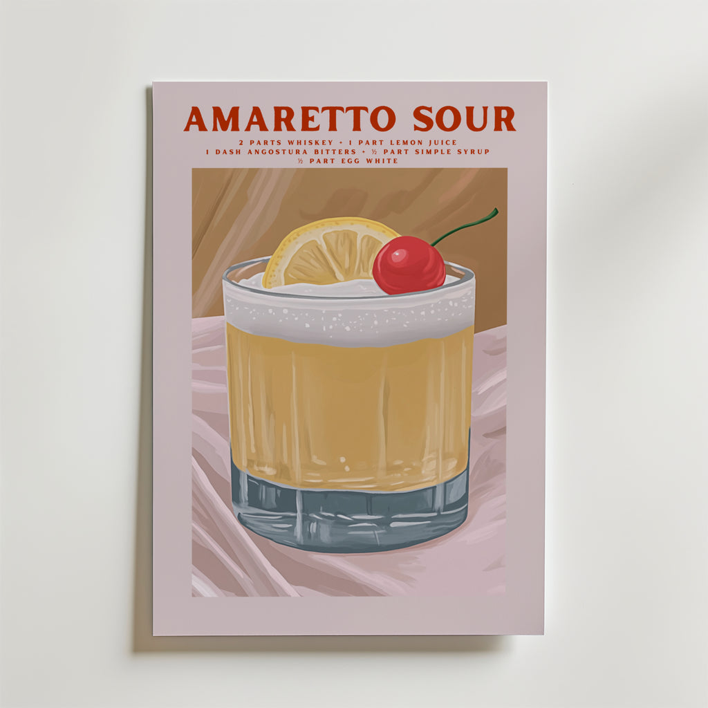 Bozetto Amaretto Sour Cocktail Poster är tryckt på premiumpapper med en lyxig matt finish och föreställer ett glas garnerat med citron och körsbär. Receptet visas i rött ovan på en ljusrosa bakgrund.