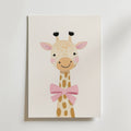 Giraffe with Pink Bow – stilfullt konsttryck från Bozetto, tryckt på matt finpapper