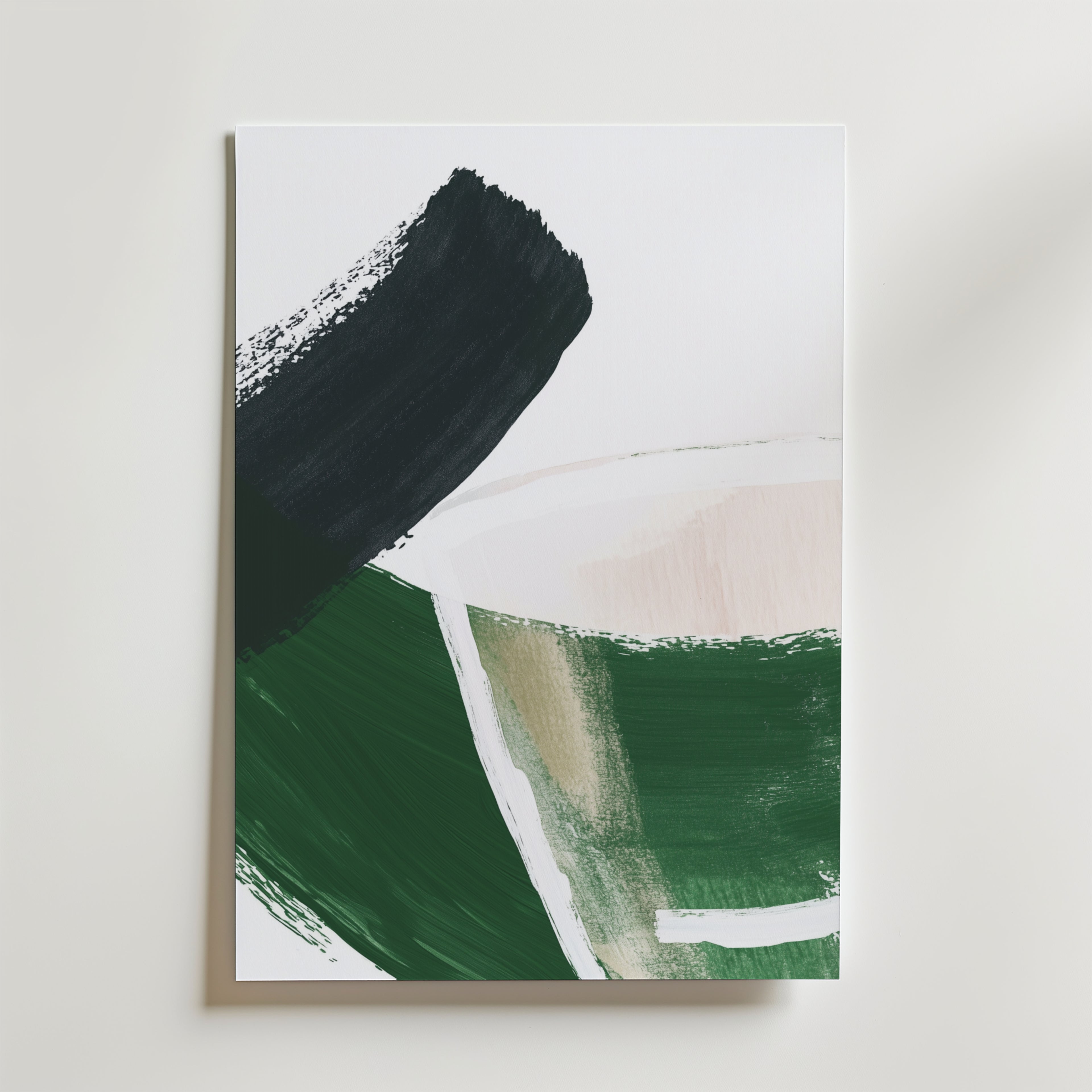 Bozetto's Abstract Embrace of Nature Poster har djärva mörkgröna, svarta och beige penseldrag på vit botten med dynamiska former och linjer. Tryckt på FSC-certifierat premiumpapper för en modern, minimalistisk look.