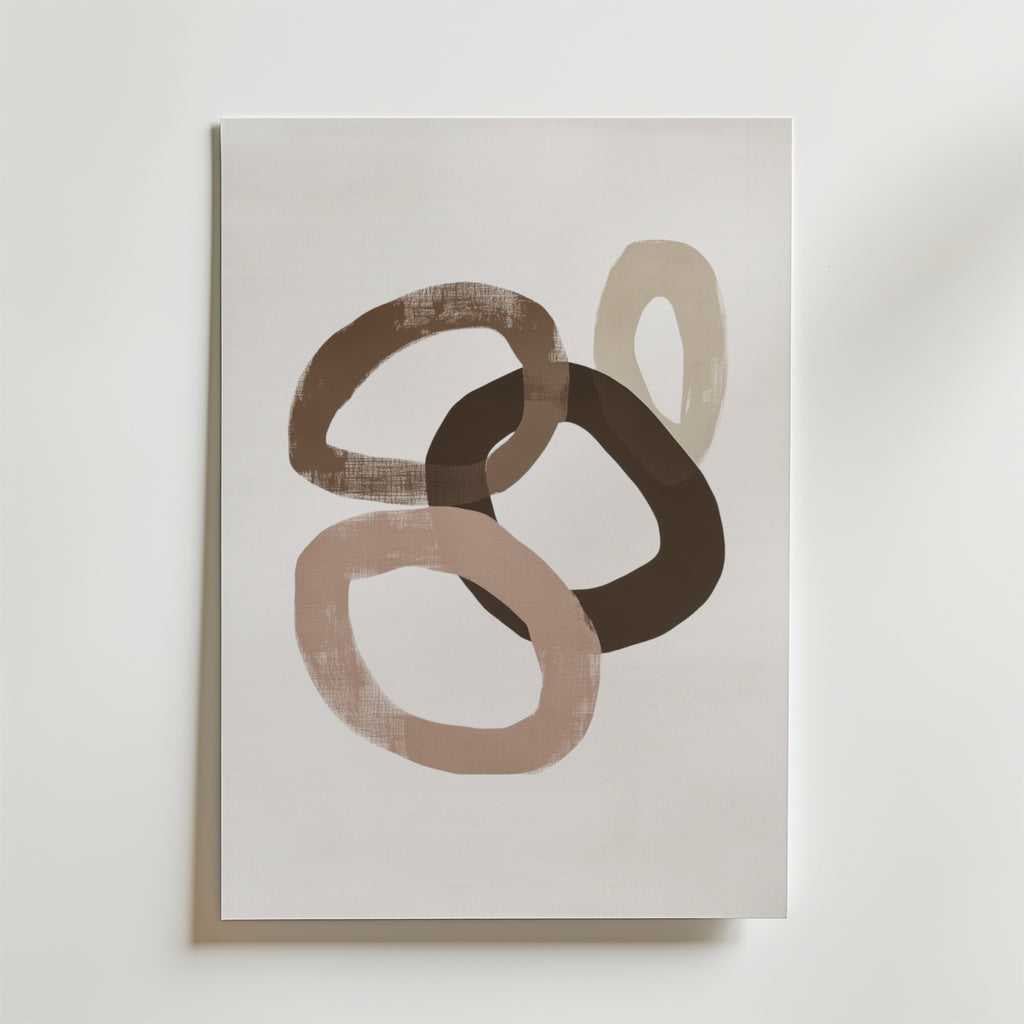 Muted Circles Poster by Bozetto: Abstrakt konsttryck med fyra överlappande ovaler i brunt och beige på vitt, tryckt på FSC-certifierat premiumpapper med en lyxig matt finish för en modern, strukturerad look.