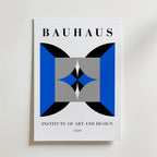 Bozetto Bauhaus Symmetrical Design Poster har geometriska former i svart, blått, grått och vitt på premiumpapper. "BAUHAUS" står överst och "INSTITUTE OF ART AND DESIGN 1929" under - en effektfull konstposter.