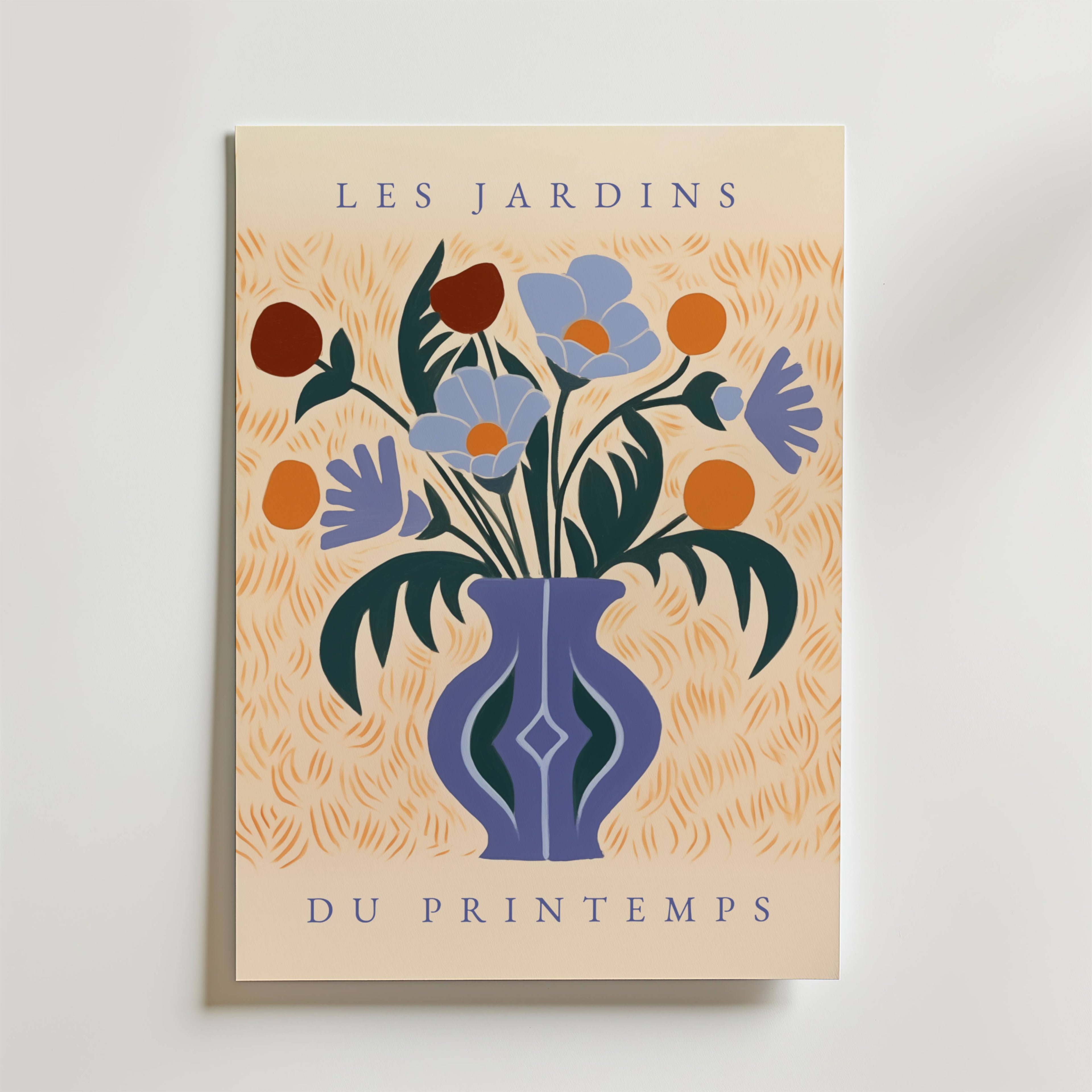 Les Jardins du Printemps Poster – En fransk-inspirerad poster med blå och orange blommor i en elegant vas mot en varm beige
