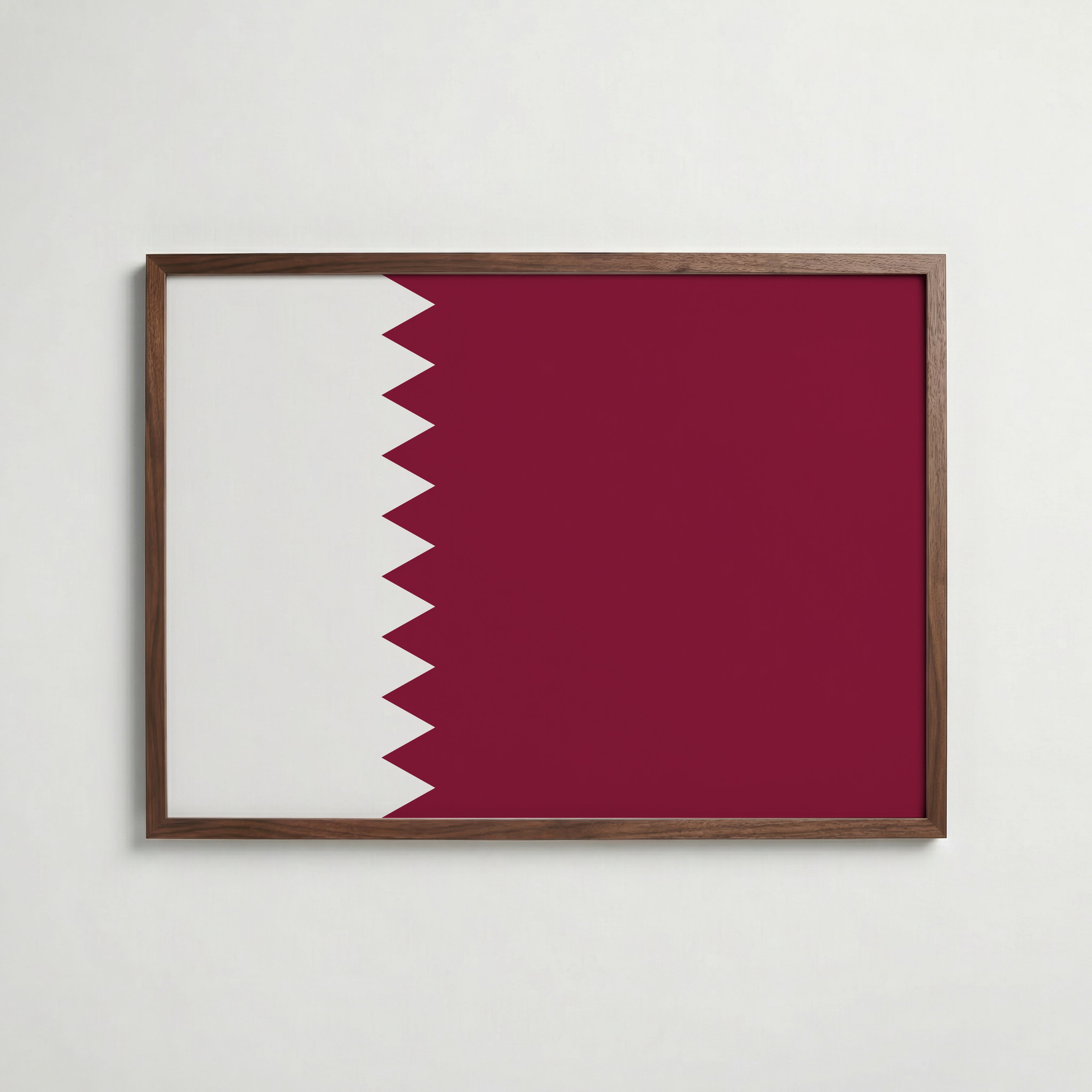 Qatar National Flag Poster i valnötsram – varm konstaffisch för hemmet från Bozetto