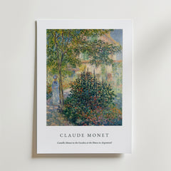 En premium Bozetto-affisch med titeln "Claude Monet Painting Of Camille Monet" visar en impressionistisk scen med en kvinna i en blå klänning i en frodig trädgård. Texten lyder: CLAUDE MONET med målningens titel nedan.