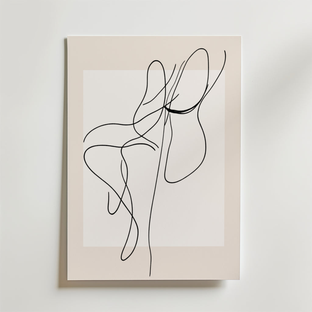 Bozetto Framed Abstract Line Flow Poster har svarta, flytande linjer på en ljusbeige bakgrund med en vit fyrkantig mittpunkt, tryckt på premiumpapper och FSC-certifierad för en elegant och miljövänlig finish.