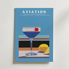 Bozetto Aviation No.2 Drink Poster visar ett blått coupeglas med körsbärsgarnering på en färgglad randig bakgrund med citronaccenter - perfekt inredning med cocktailtema för entusiaster.