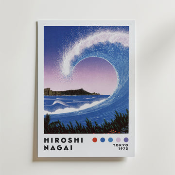 Hiroshi Nagai Diamond Wave Poster – En mäktig våg sveper in över Waikiki med Diamond Head i bakgrunden och ett rosa sken på