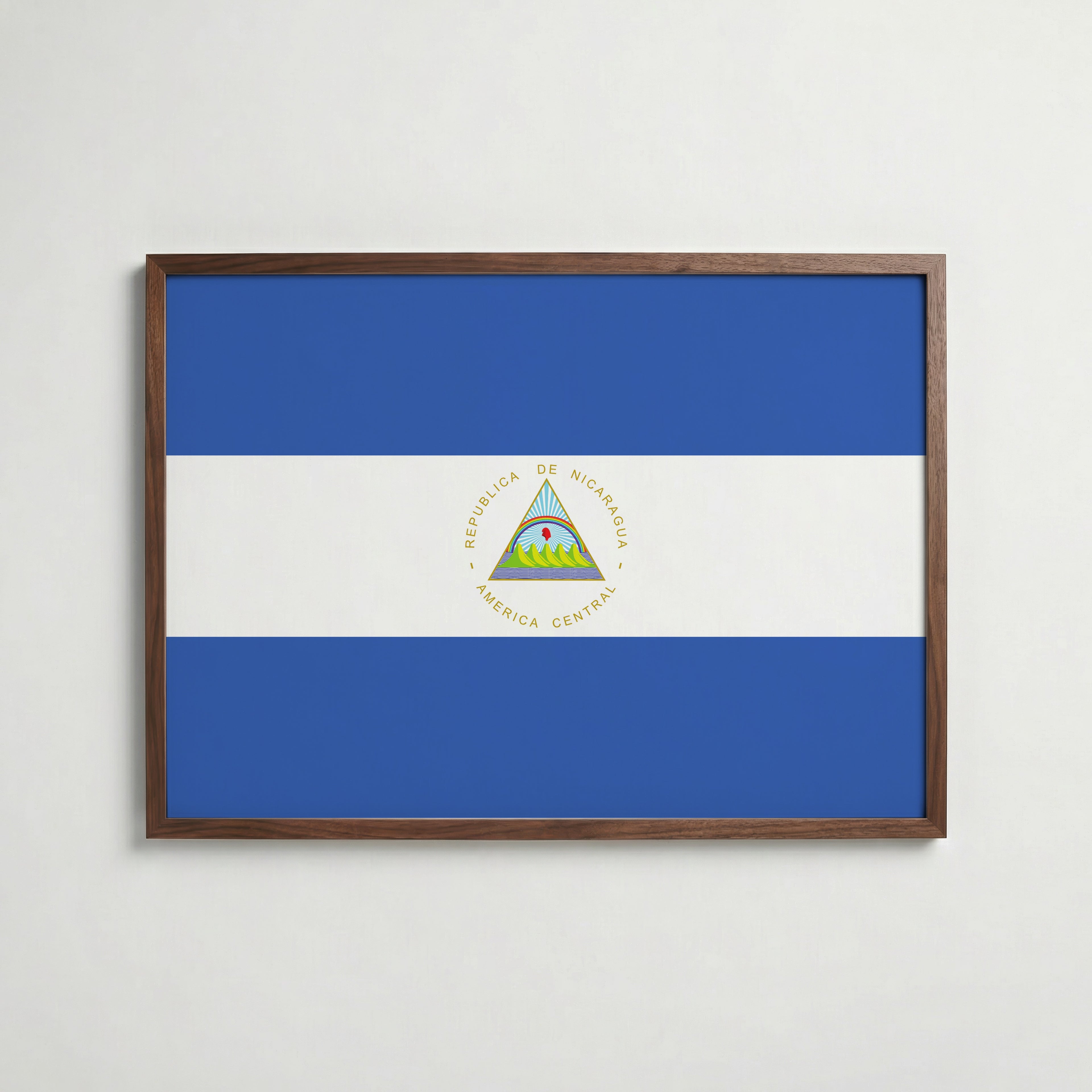 Nicaragua National Flag Poster i valnötsram – varm konstaffisch för hemmet från Bozetto