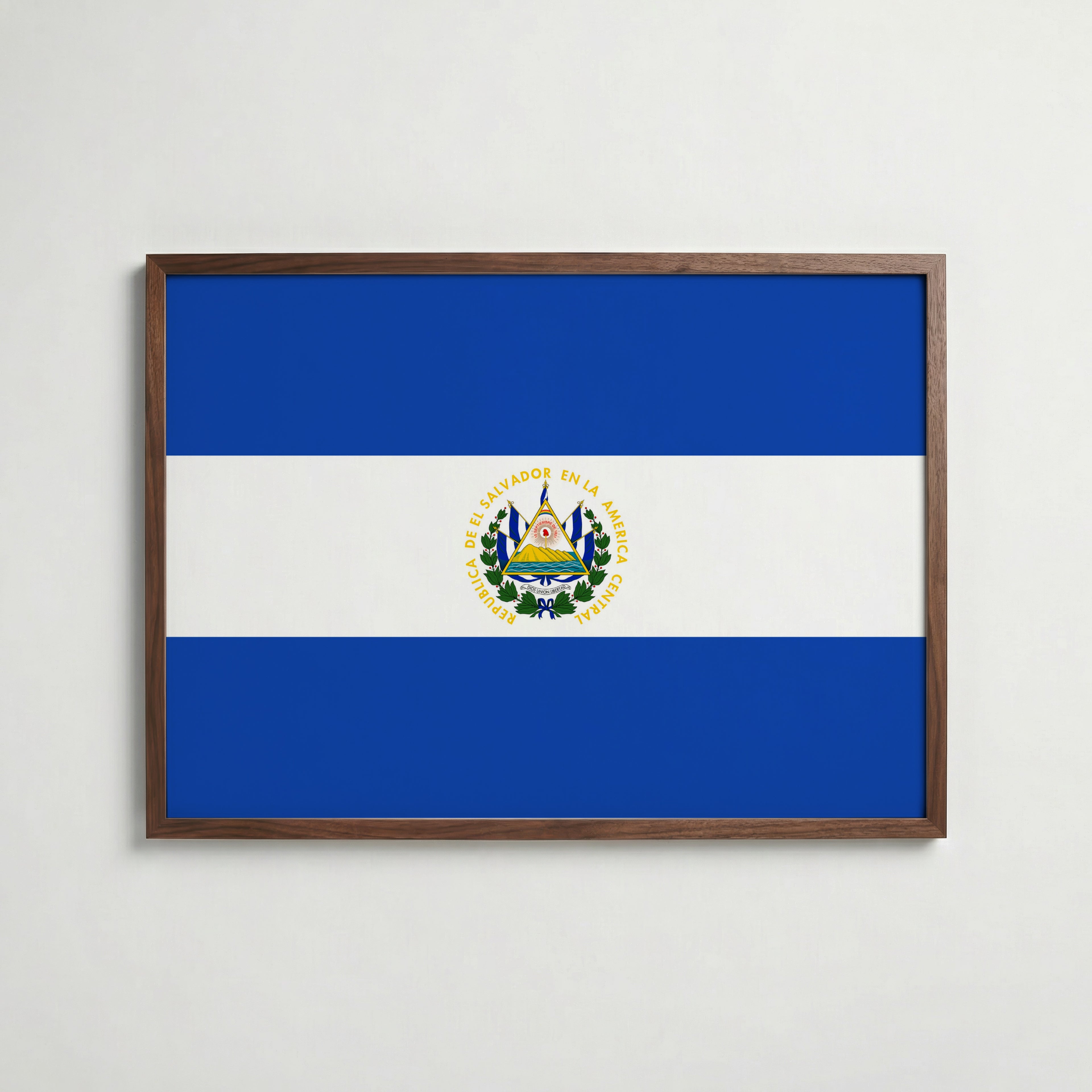 El Salvador National Flag Poster i valnötsram – varm konstaffisch för hemmet från Bozetto
