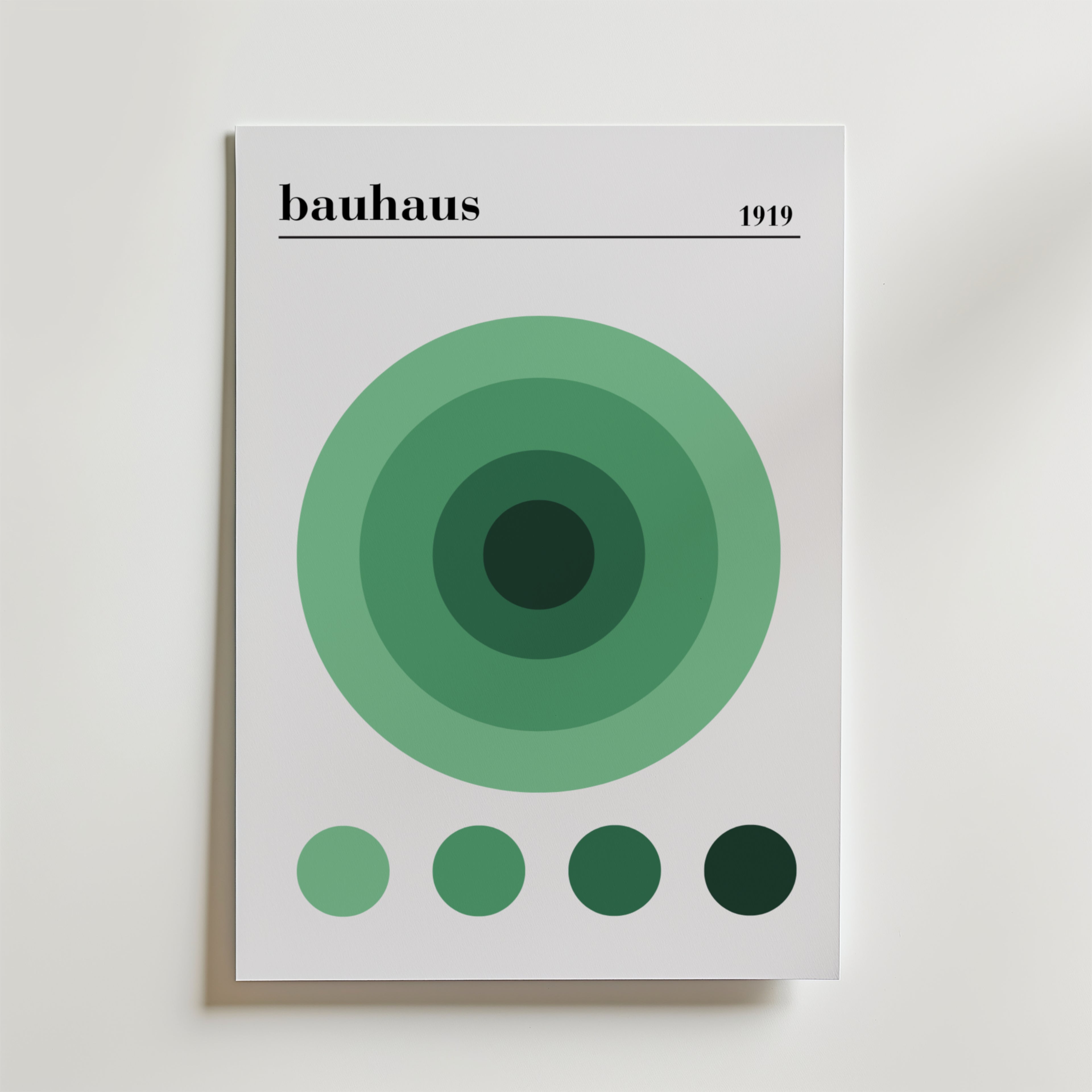 Bozetto Bauhaus Green Circles Poster är tryckt på FSC-certifierat premiumpapper med "bauhaus" och "1919" högst upp, gröna koncentriska cirklar i mitten och fem gröna cirklar längs ner på vit botten.
