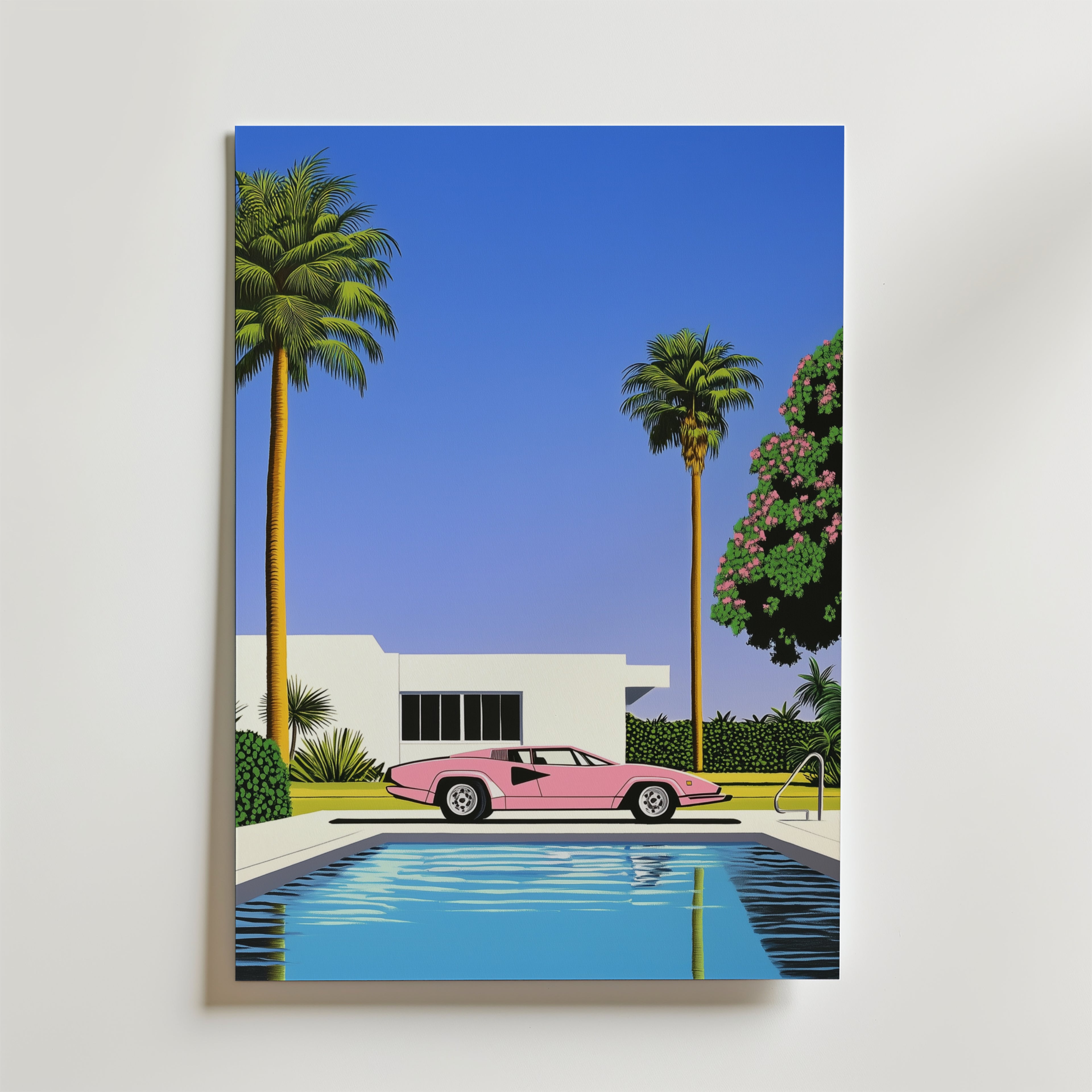 Bozetto Palm Springs Hiroshi Poster föreställer en rosa sportbil vid en pool och ett vitt hus med palmer under en blå himmel, tryckt på FSC-certifierat premiumpapper för en elegant finish.