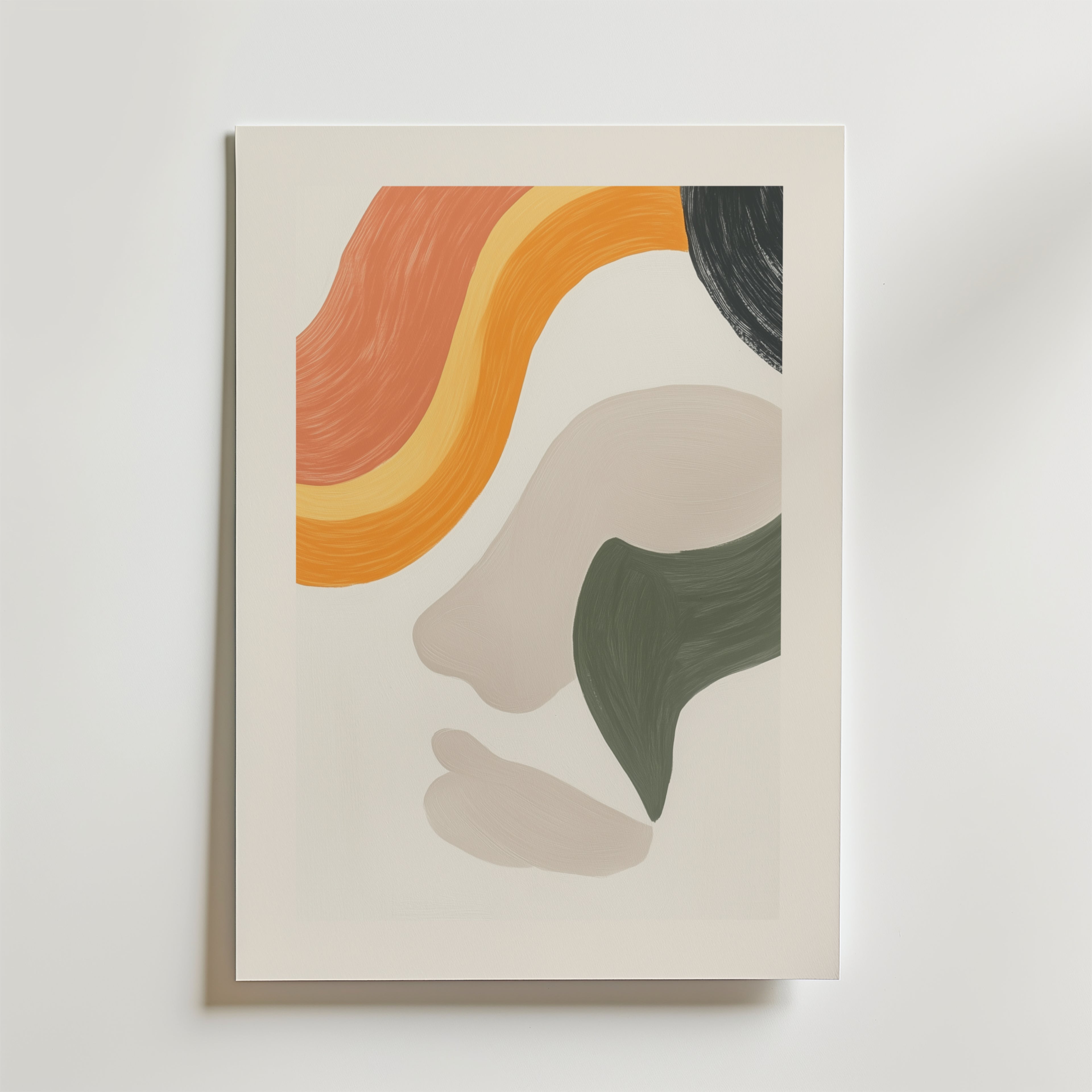 Abstrakt Face Poster från Bozetto visar ett minimalistiskt ansikte i profil med djärva kurvor i orange, svart, grönt och beige på premiumpapper. Den har en lyxig matt finish och texturerade penseldrag på en vit bakgrund.