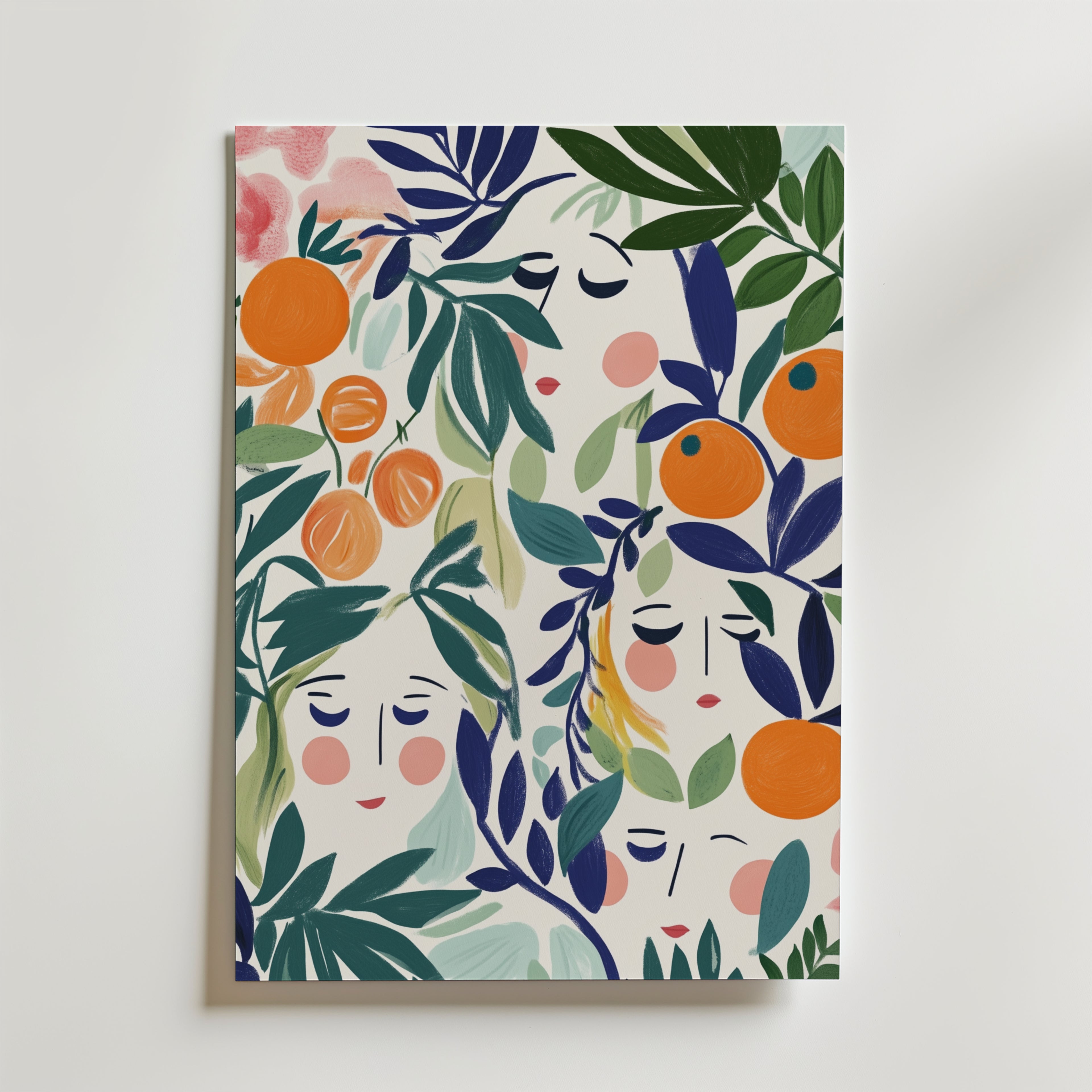 Faces in Bloom Poster från Bozetto är en finurlig, målerisk konstprint med abstrakta ansikten, gröna blad och orangea frukter på vit botten. Tryckt på premiumpapper med en lyxig matt finish.