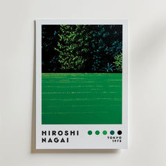 Bozetto Hiroshi Nagai Midnight Garden Poster är en minimalistisk konsttryck med grönt gräs, träd och en liten buske som fångar Tokyo-estetik. "Hiroshi Nagai" och "Tokyo 1973" är märkta, med fyra gröna och en svart cirkel längst ner.