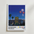 Bozetto Hiroshi Nagai Fireworks Over City Poster visar en nattlig stadsbild med en hög byggnad, palmer, fyrverkerier, texten "Hiroshi Nagai, Tokyo 1973" och fem färgade prickar längst ner.