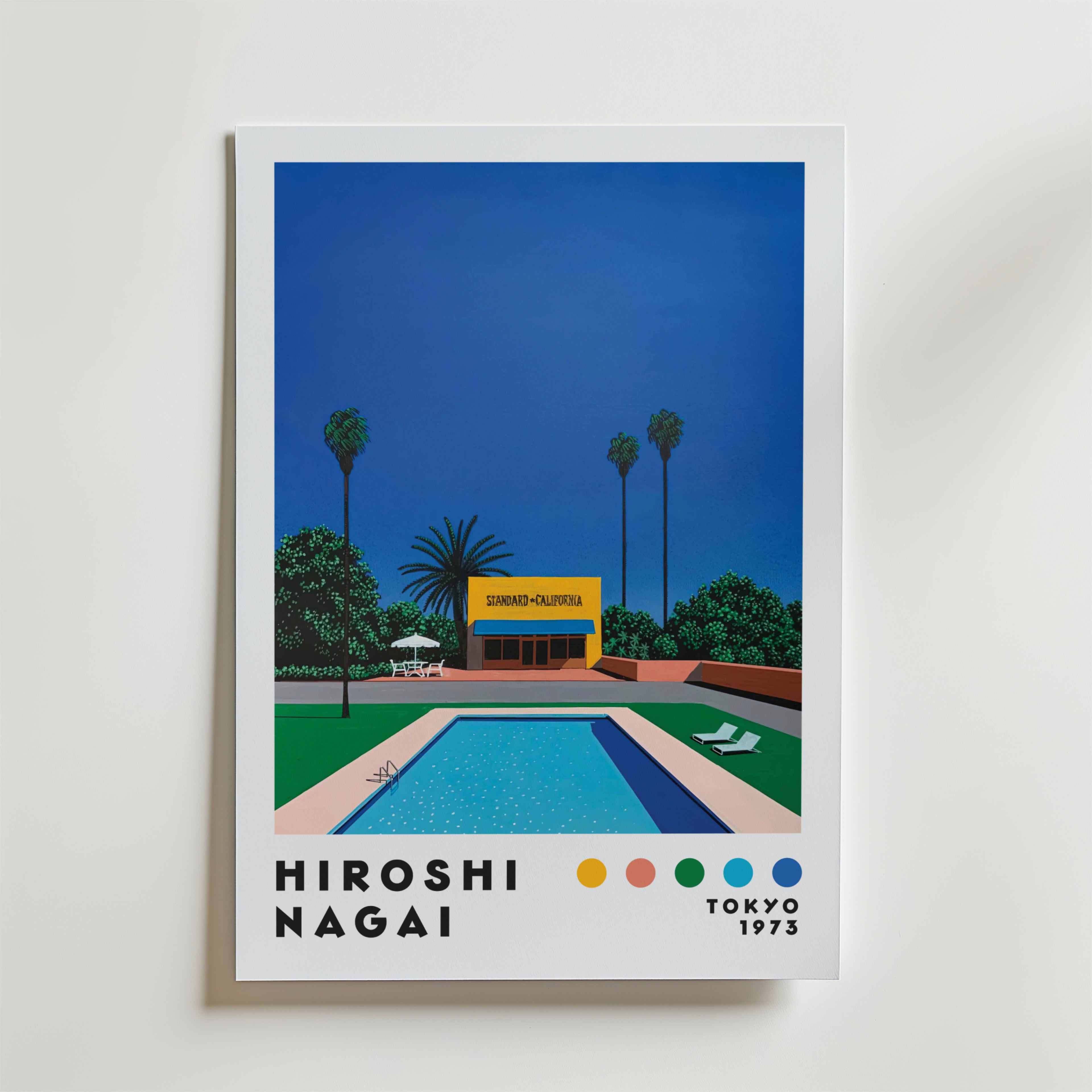 Hiroshi Nagai California Pool Poster från Bozetto föreställer ett modernt hus, palmer och en nattlig poolscen som för tankarna till 70-talet. "HIROSHI NAGAI", "SUMMER-CALIFORNIA" och "TOKYO 1973" visas ovanför färgglada prickar.