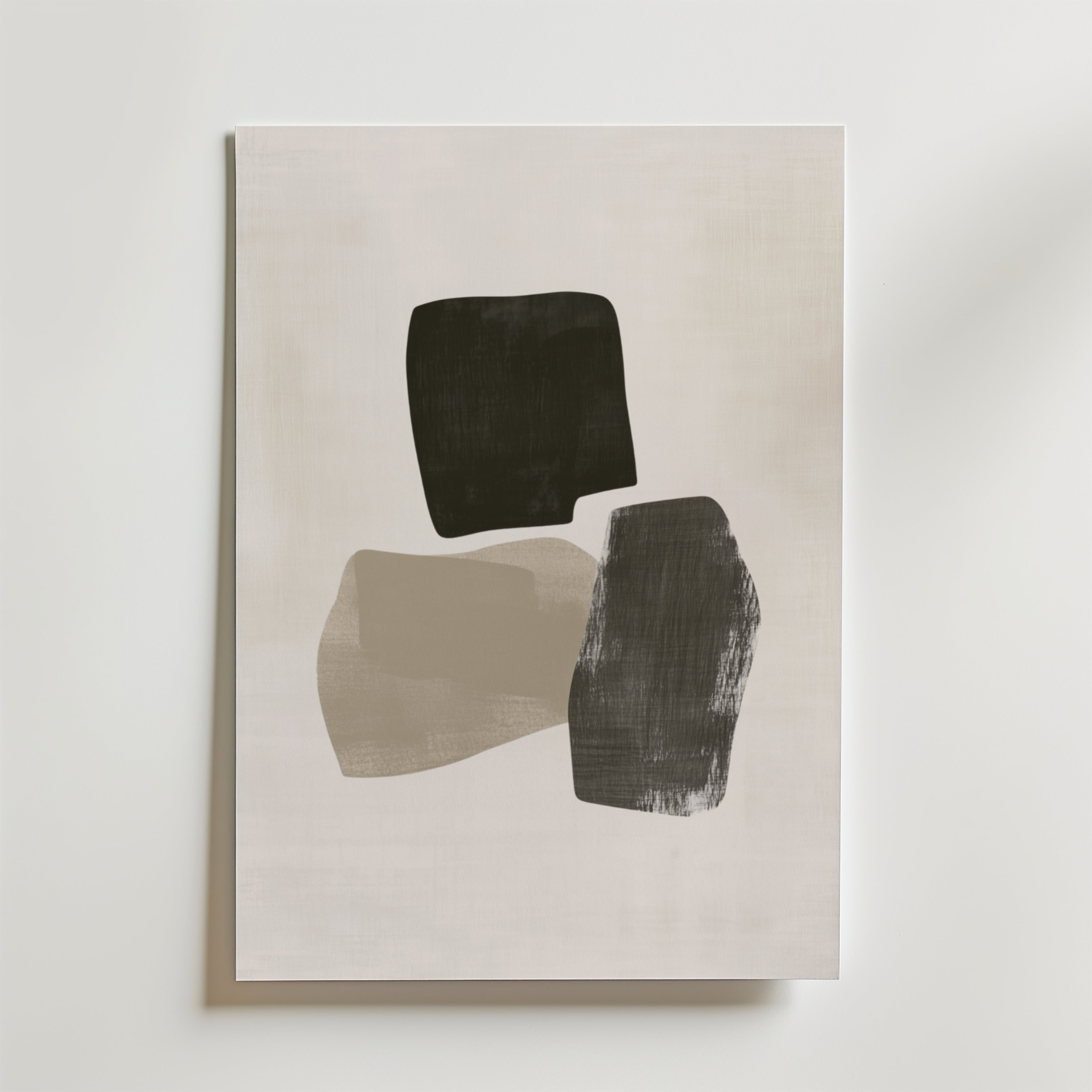 Muted Geometry Poster från Bozetto har tre oregelbundna, överlappande former i svart, mörkgrått och beige på en ljus bakgrund. Postern är tryckt på premiumpapper och har texturerade, penseldragsliknande mönster för en minimalistisk look.