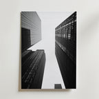 Svartvitt foto av höga skyskrapor taget underifrån med lätta moln ovanför - New York No.2 Poster by Bozetto, tryckt på FSC-certifierat premiumpapper med en lyxig matt finish. Perfekt som väggdekoration med New York som motiv.