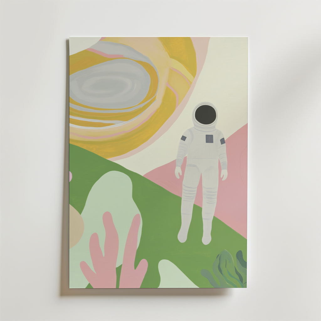 En stiliserad Bozetto "The Silence Between Stars Poster" visar en astronaut i en abstrakt terräng under en virvlande gulvit planet, tryckt på premiumpapper med matt yta för en raffinerad, elegant finish.