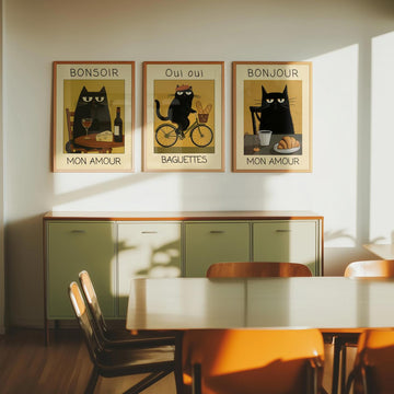 Bundle 3-pack Parisian Cat Trio – Det första motivet fångar katten i en avslappnad kvällsstämning med vin och ost, det