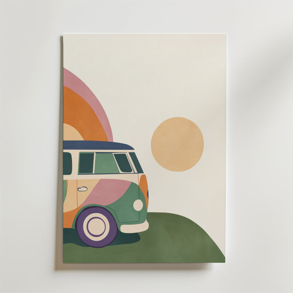 Van Plan Poster från Bozetto har minimalistisk konst av en retro van med geometriska former på gräs, en stiliserad sol och abstrakta kurvor. Tryckt på FSC-certifierat premiumpapper med en lyxig matt finish i orange, gröna och krämfärgade toner.