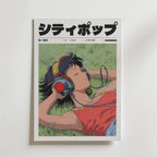 Tokyo Breeze Poster från Bozetto visar en livfull scen av en kvinna med kort mörkt hår i ett rött linne, som slappnar av i gräset med stora hörlurar. Djärv svart japansk text kröner denna iögonfallande dekorativa bit.