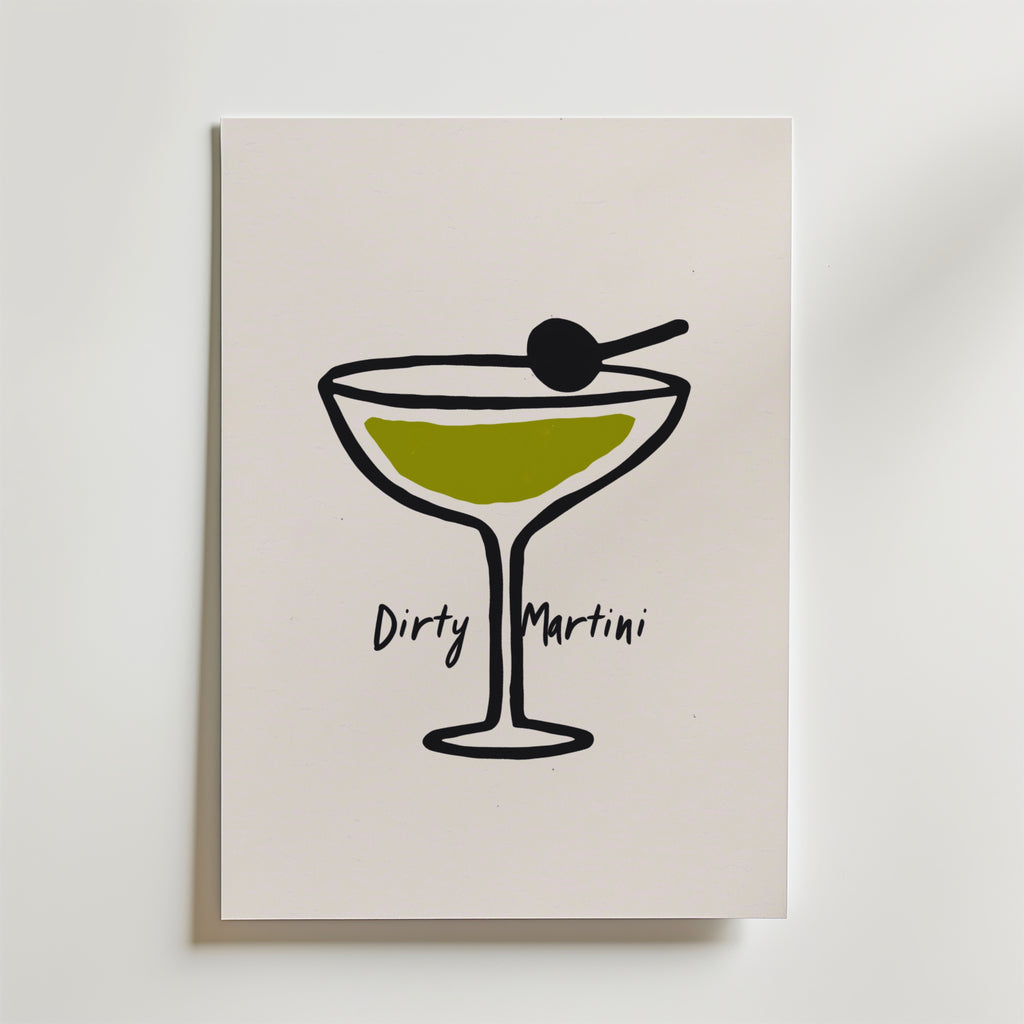 Dirty Pour Poster by Bozetto är en minimalistisk illustration av ett martiniglas med grön vätska och en olivgarnering, tryckt på FSC-certifierat premiumpapper med lyxigt matt yta och "Dirty Martini" inskrivet under glaset.