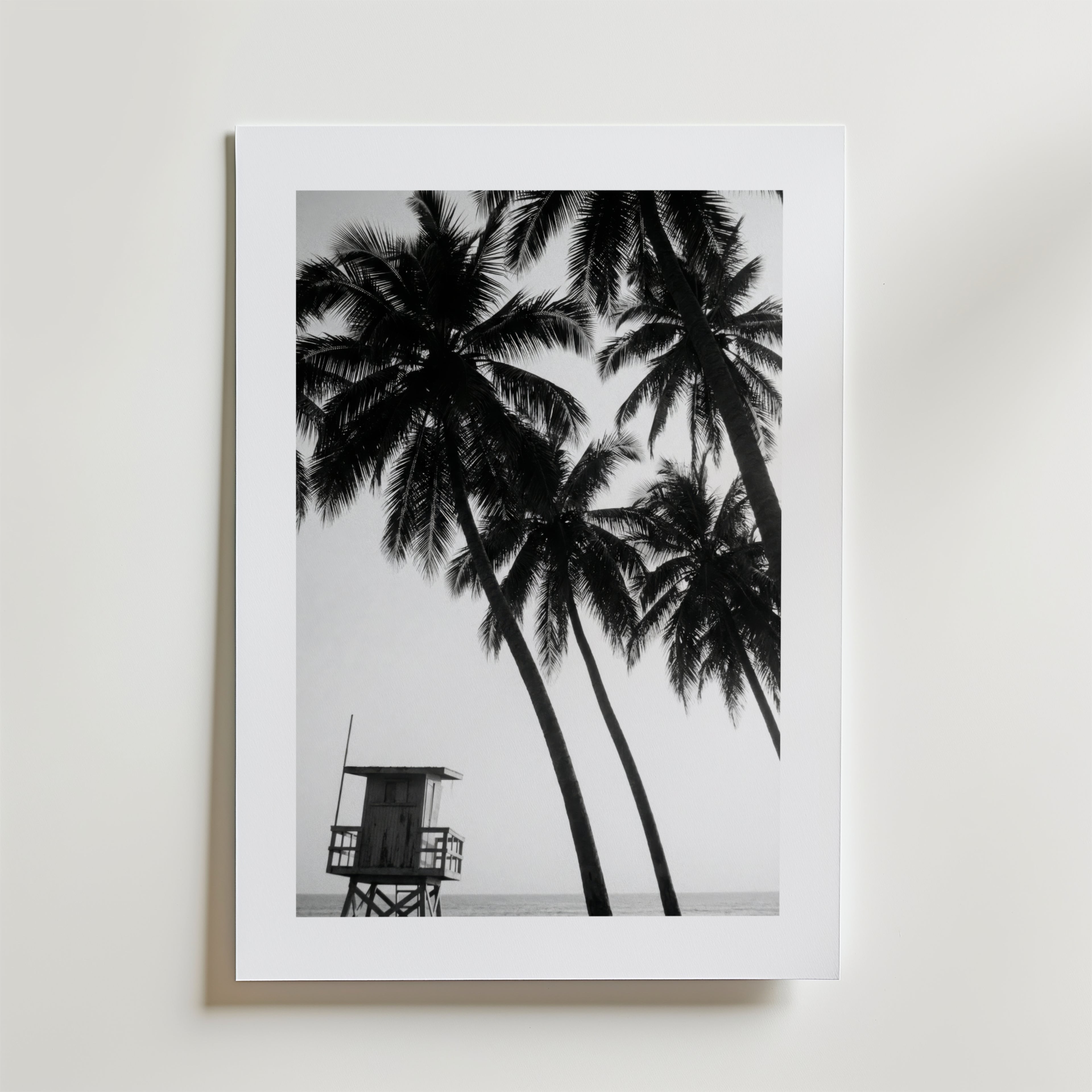 Coastal Noir Escape – stilfullt konsttryck från Bozetto, tryckt på matt finpapper