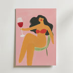 En Bozetto Chill Hour Poster föreställer en snygg kvinna med långt mörkt hår i röd bikini som slappar på en grön stol med rödvin mot en rosa bakgrund - perfekt som väggdekor och tryckt på premiumpapper.