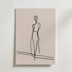 Minimalistisk linjekonst av en stående människa på beige, med svarta linjer och två horisontella nära botten-Still Standing Poster by Bozetto är ett snyggt konstverk tryckt på premiumpapper.