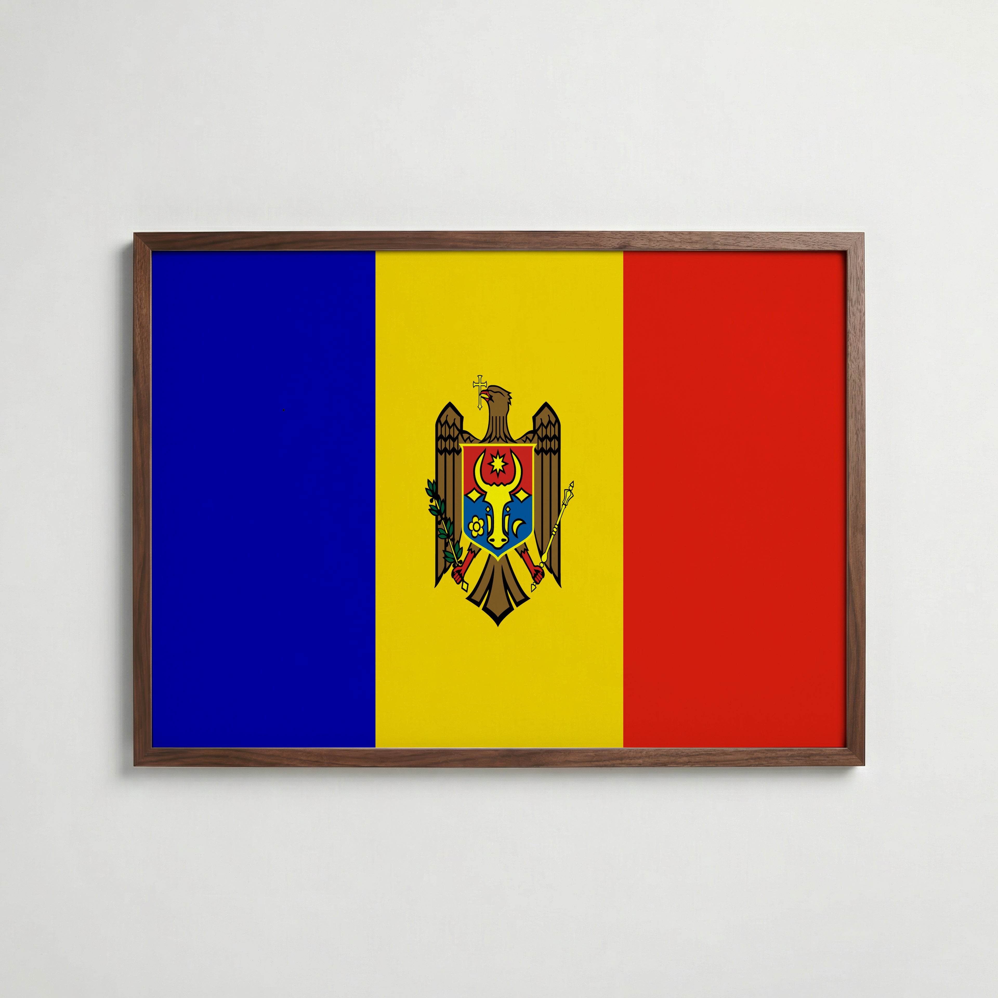 Moldova National Flag Poster i valnötsram – varm konstaffisch för hemmet från Bozetto