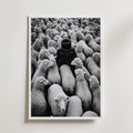 Alone in the Crowd – stilfullt konsttryck från Bozetto, tryckt på matt finpapper
