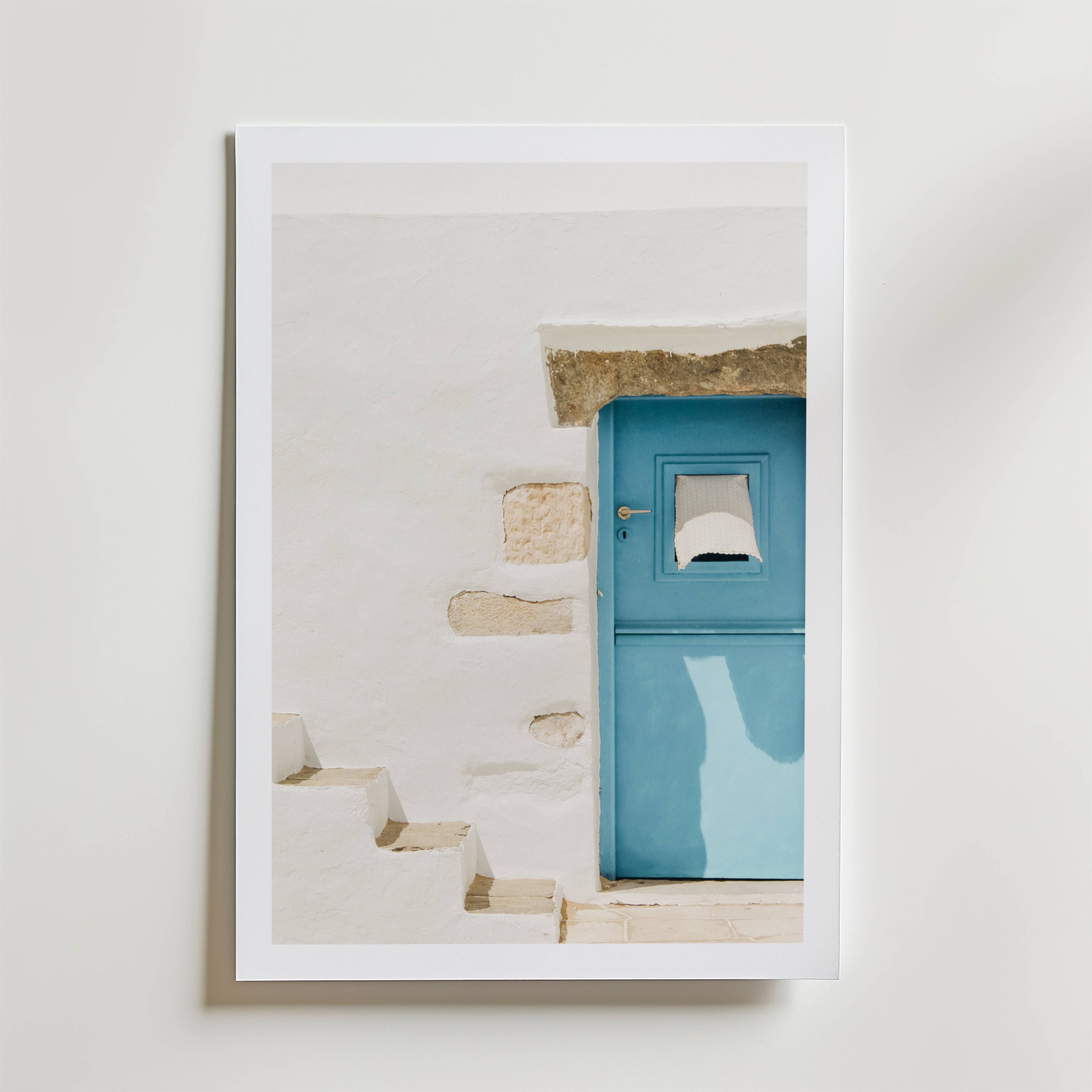 Mediterranean Blue Door – stilfullt konsttryck från Bozetto, tryckt på matt finpapper