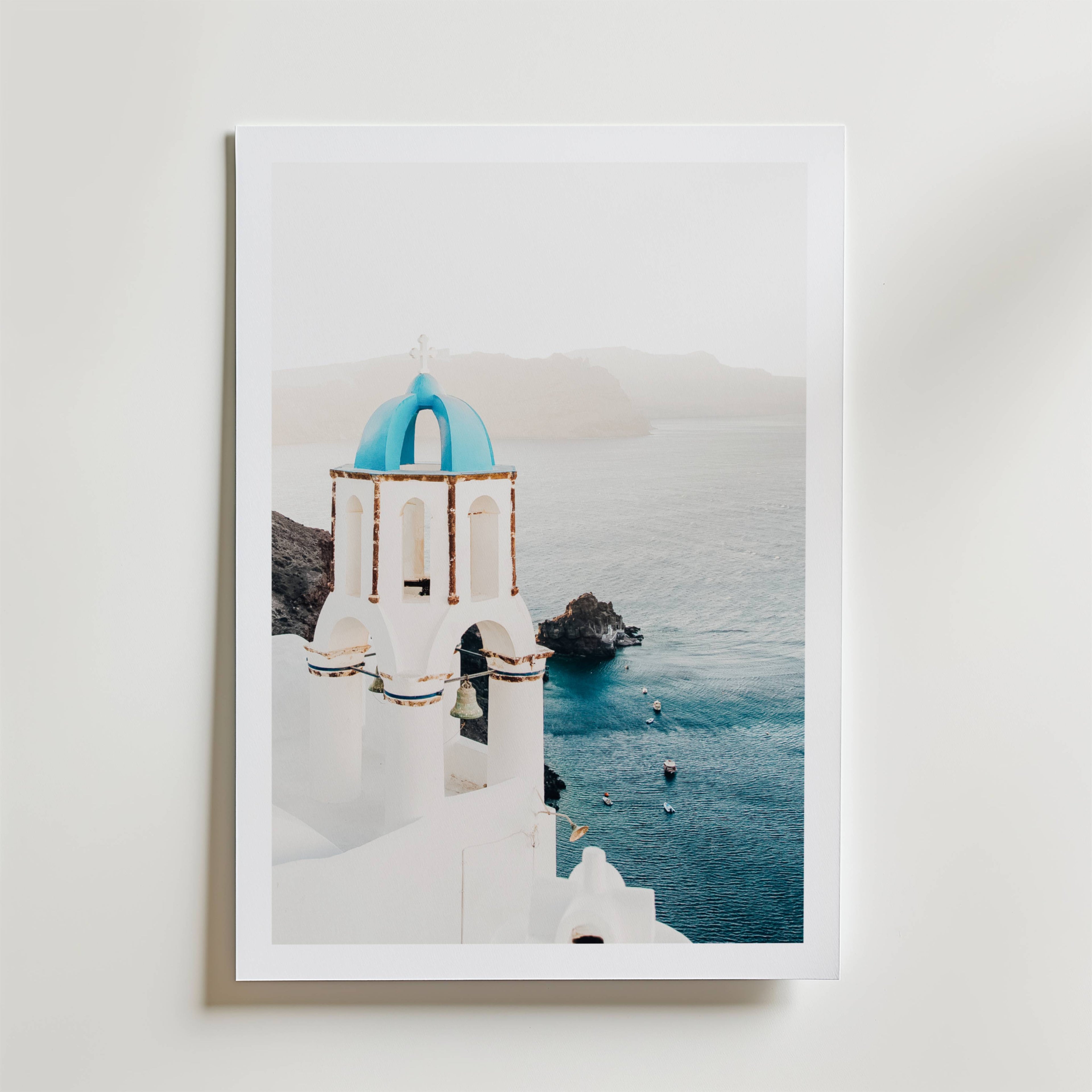 Aegean Cliffside Chapel Poster – En ikonisk utsikt över en vitkalkad byggnad med blå kupol som blickar ut över det