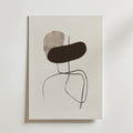 Geometric Silhouette Poster från Bozetto har svarta böjda linjer med två oregelbundna former, en mörkbrun och en ljusbeige, på matt papper. Denna minimalistiska design är tryckt på FSC-certifierat premiumpapper och ger en enkel och modern look.