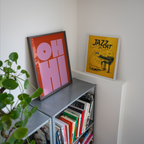 Oh Hi Poster mockup på vägg – inramad konstaffisch i interiör från Bozetto
