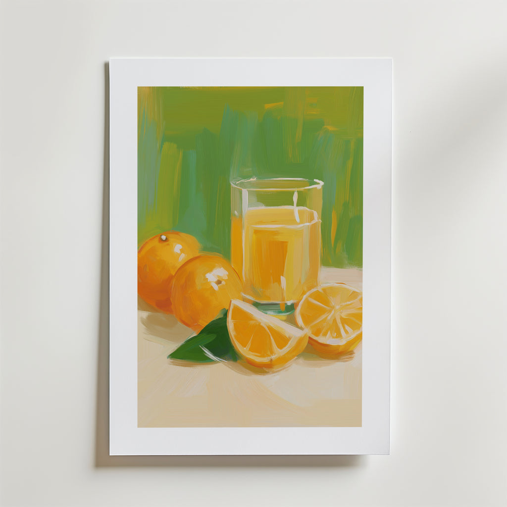 Bozetto Orange Juice Poster föreställer ett glas apelsinjuice med hela och skivade apelsiner på en vit yta mot en grön och gul bakgrund - perfekt för att skapa en harmonisk atmosfär i ditt hem.