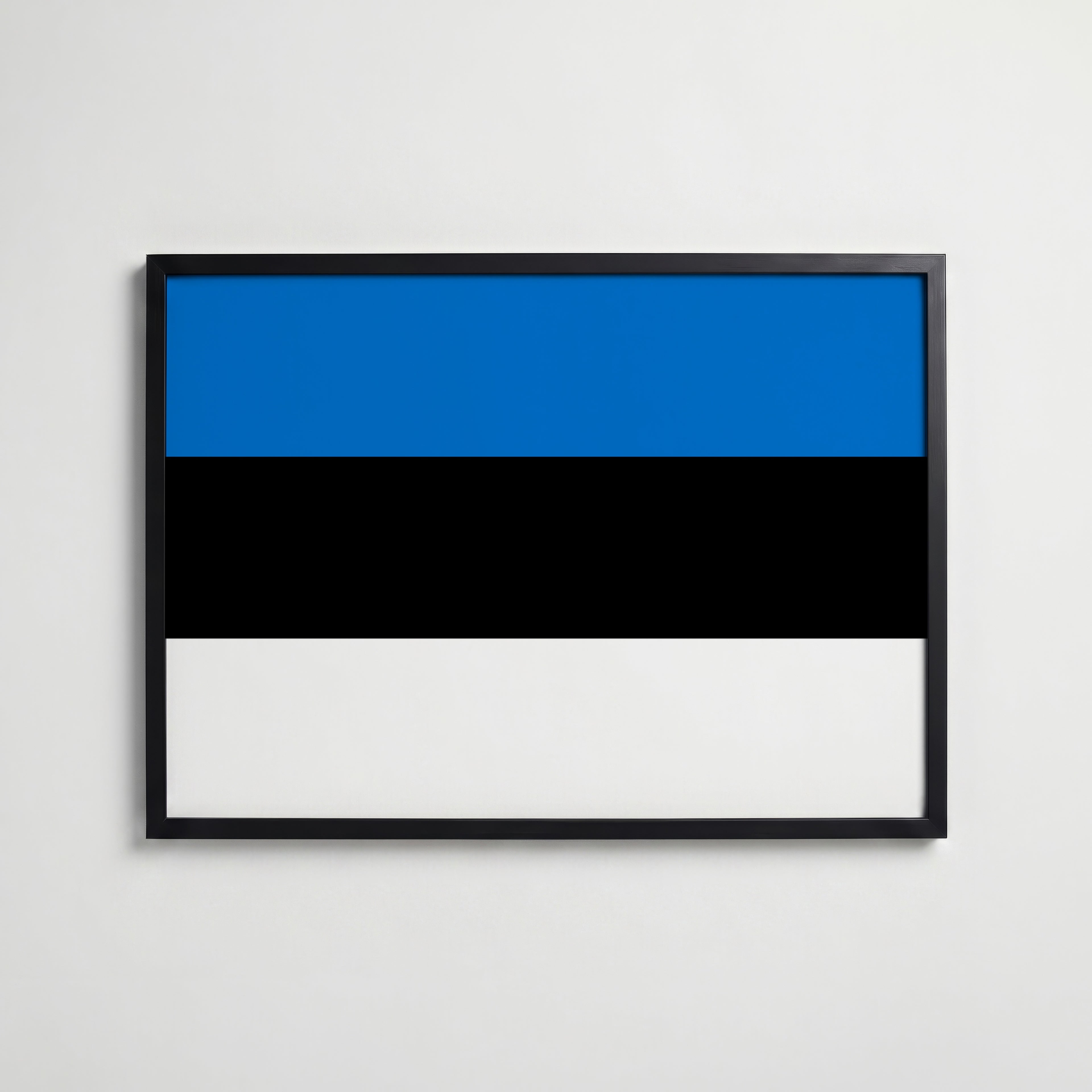 Estonia National Flag Poster i svart ram – stilren konsttryck som väggdekor från Bozetto