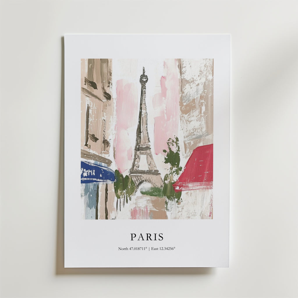 Pastel In Paris Coordinates Poster från Bozetto har abstrakta penseldrag i pastellfärger och Eiffeltornet. Postern är tryckt på premiumpapper med en matt finish och under bilden står det "PARIS" och dess koordinater.