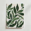 Green Botanical Leaf Poster från Bozetto är en minimalistisk canvas med stora överlappande gröna blad på en vit bakgrund, som erbjuder djärv, modern väggkonst med texturerade penseldrag och enkla former.
